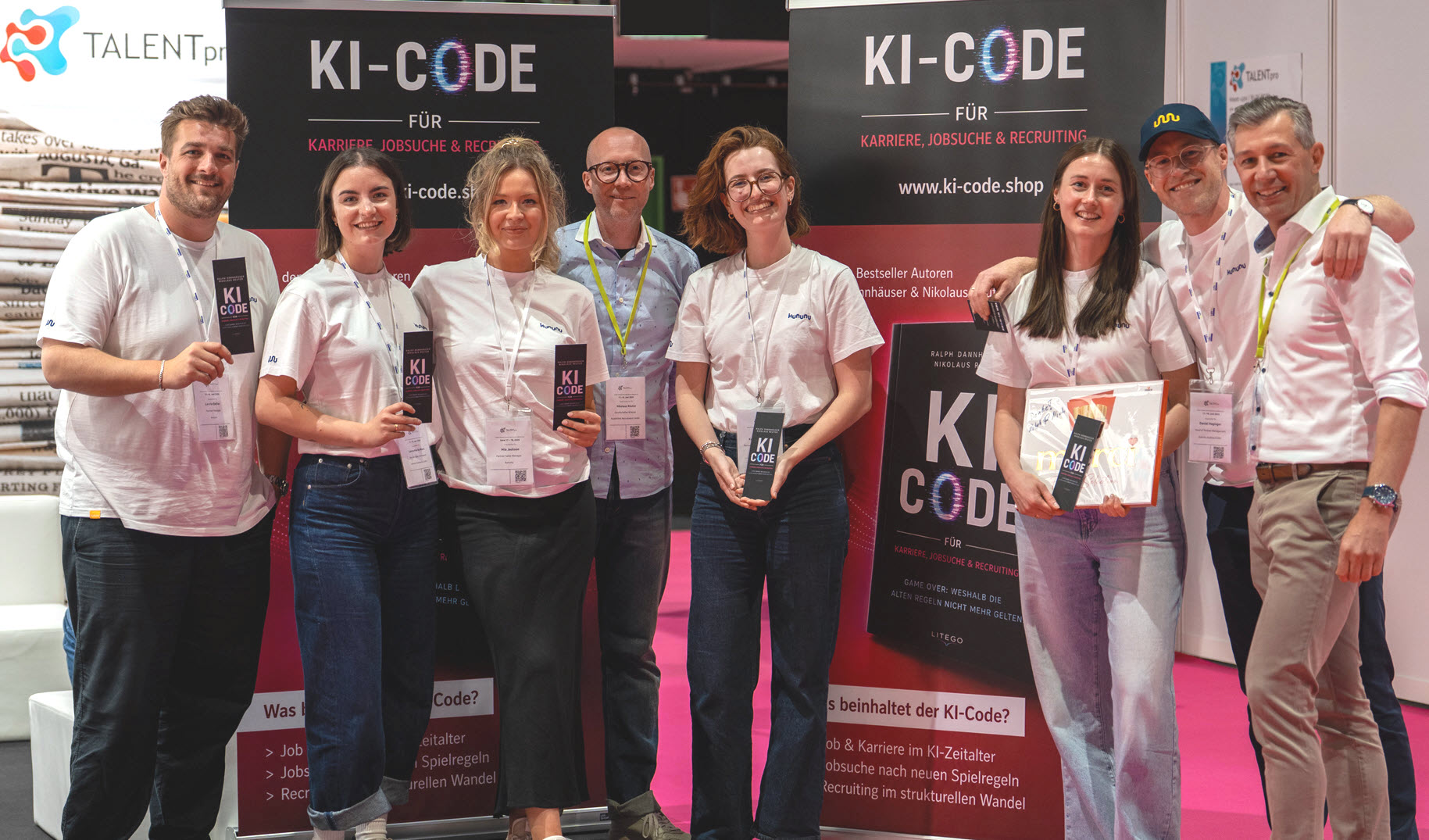 Ralph Dannhäuser und Nikolaus Reuter mit Gesprächspartnern auf der TALENTpro München bei der Vorstellung des KI-Code.